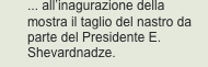 ... all’inagurazione della mostra il taglio del nastro da parte